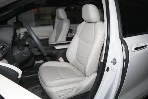 Toyota Sienna – Spacious and Comfortable Minivan for Global Export