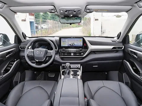 Toyota Highlander – The Ultimate Family SUV with Advanced Features
