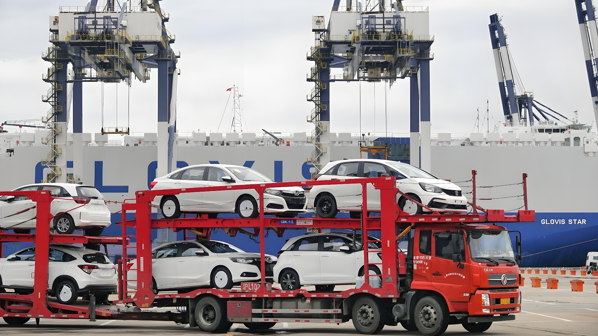  Used cars ready for export at Baoding Quanzhu's logistics center