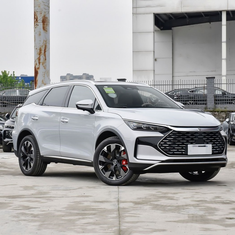 This setup is designed to attract potential buyers by highlighting the unique selling points of the BYD Tang DM-p Glory Edition and War God Edition, such as their luxurious design, technological advan